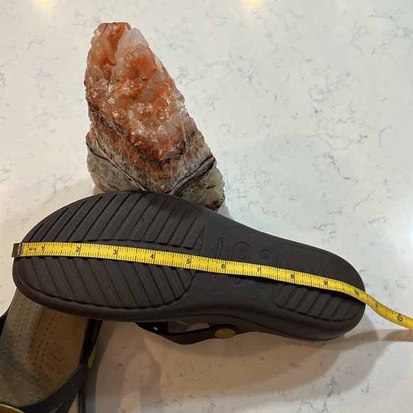 Crocs Sandals Women's Sanrah Gold Beveled Circle Casual Flip Flops Size 9 - Picture 13 of 13